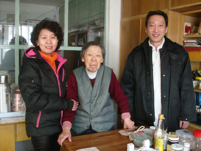 周建新副院長看望內(nèi)科老專家任芳壁.JPG