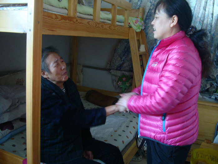 工會主席徐燕玲看望退休職工劉紹芬.JPG