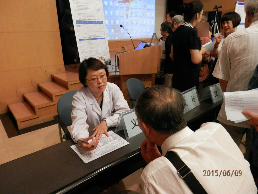 9. 樸英善副教授為老年朋友義診.JPG