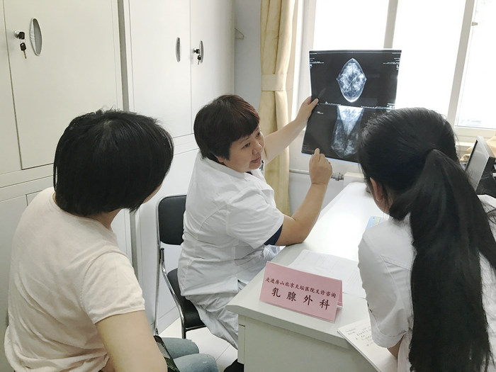 乳腺外科主任醫師王丕琳（中）在義診現場.JPG