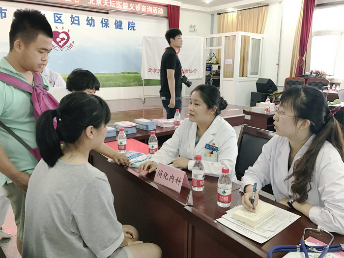消化內科副主任醫師王天懿（右2）在義診現場.JPG