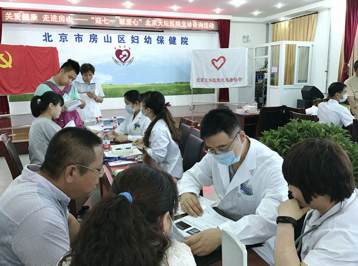 神經內科副主任醫師秦海強（右2）在義診現場.jpg