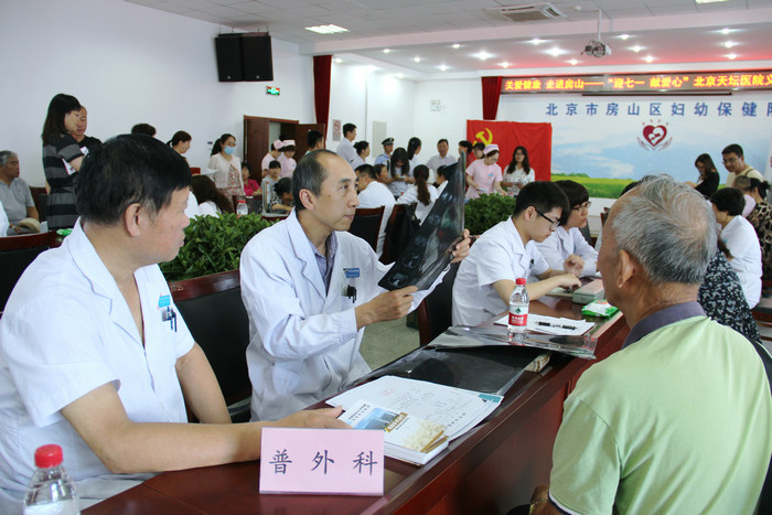 普外科副主任醫師鐘志強在義診現場.jpg