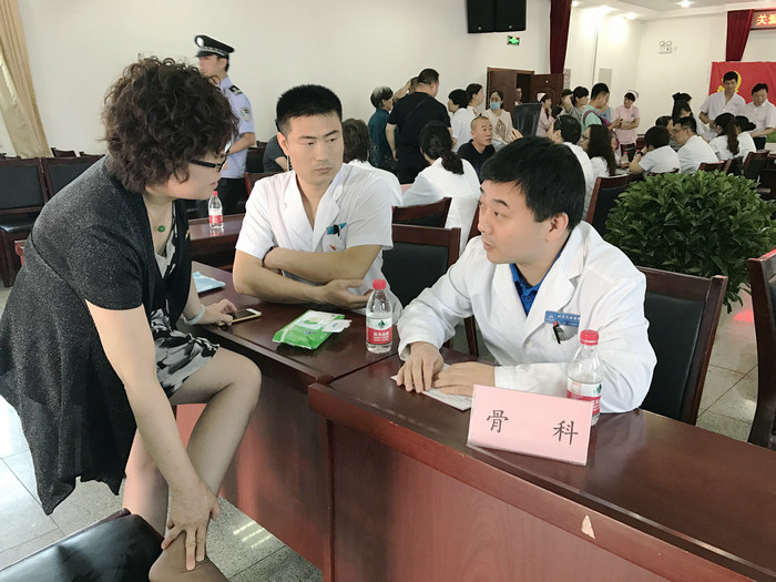 骨科副主任醫師劉洋（右1）在義診現場.JPG
