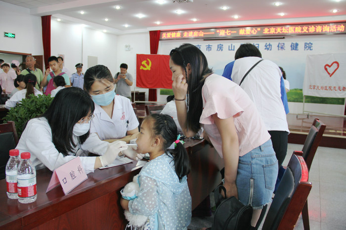 口腔科副主任醫師黃巍（左1）在義診現場.jpg