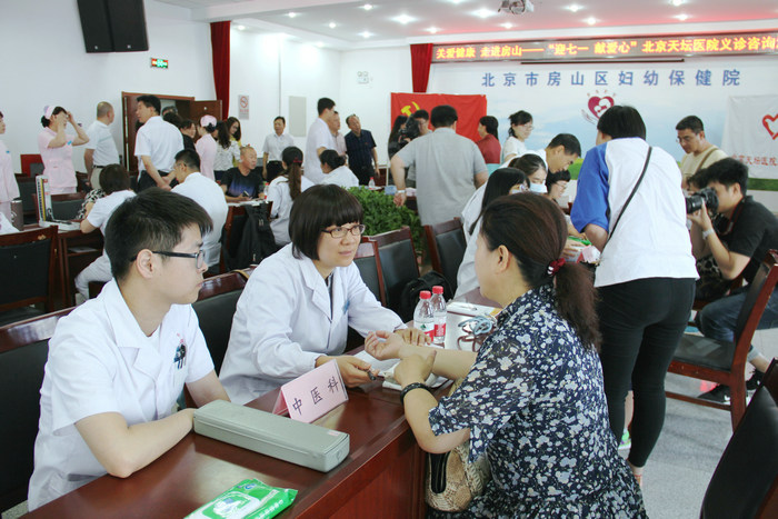 中醫科醫師董茜（左2）在義診現場.jpg