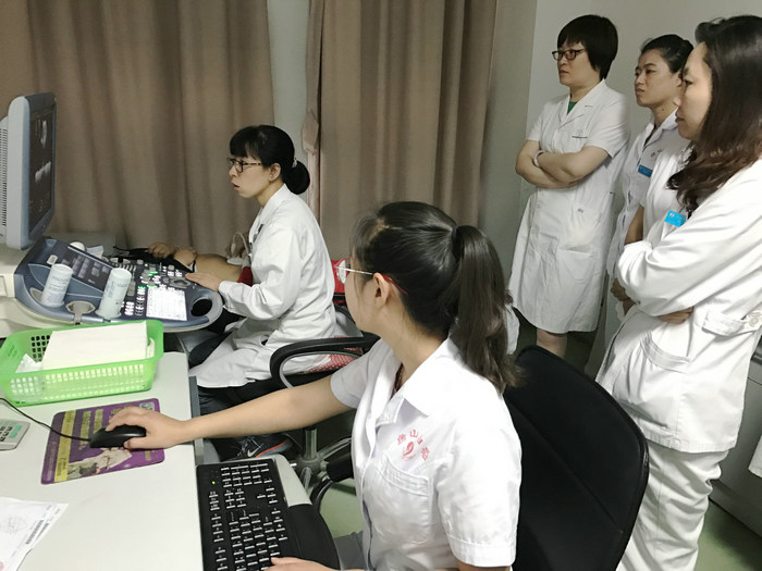 超聲科黃文燕醫生為疑難病例做超聲會診.JPG