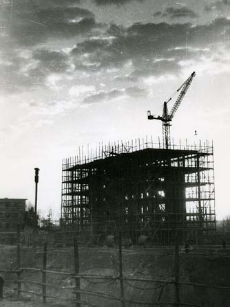 建設中的研究所1980.jpg