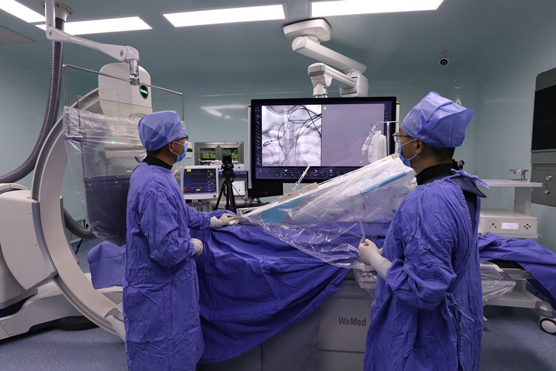 能在大腦中“工作”，介入機器人“魯班”完成全國首例機器人輔助全腦血管造影手術