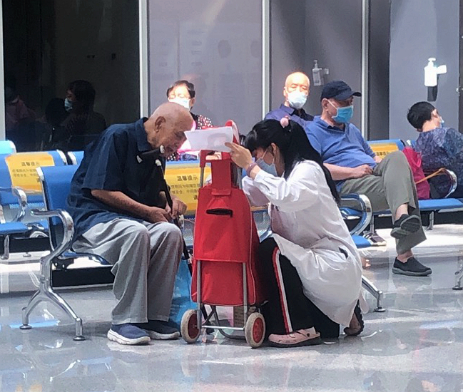 “最貼心的陌生人”—天壇藥師用行動詮釋“藥學服務的溫度”