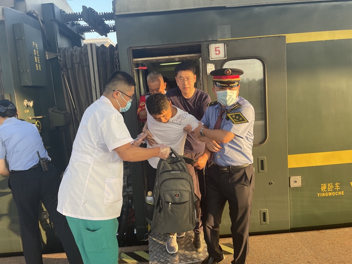 列車上有人突發卒中，他們伸手相助……